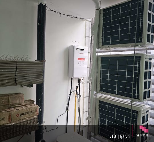 יחידת מיזוג אוויר מותקנת על קיר עם כבלים